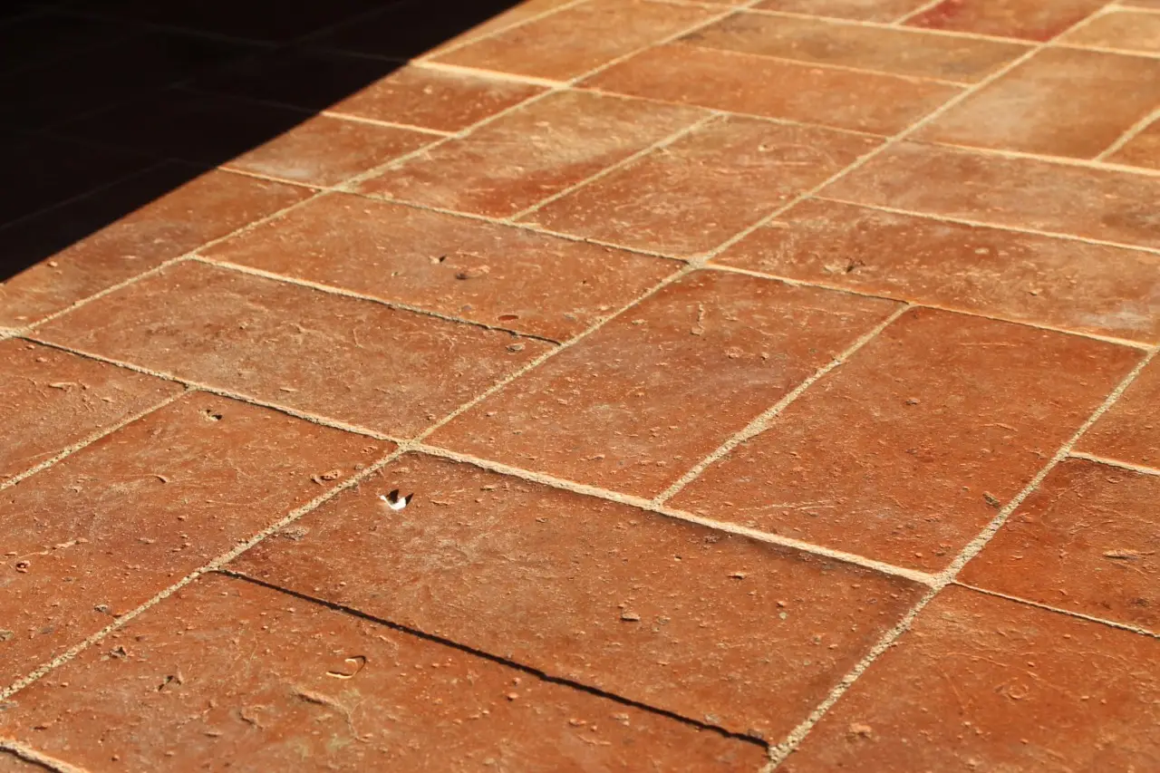 Pulire le fughe del vialetto con acqua bollente: funziona davvero? Prova subito Pulire le fughe del vialetto con acqua bollente: funziona davvero? Prova subito