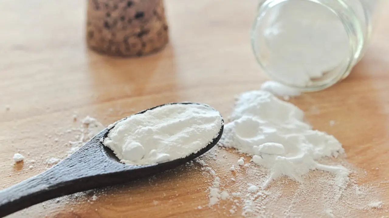 Elimina muschio e alghe dal vialetto con bicarbonato: il trucco dei vivaisti Elimina muschio e alghe dal vialetto con bicarbonato: il trucco dei vivaisti
