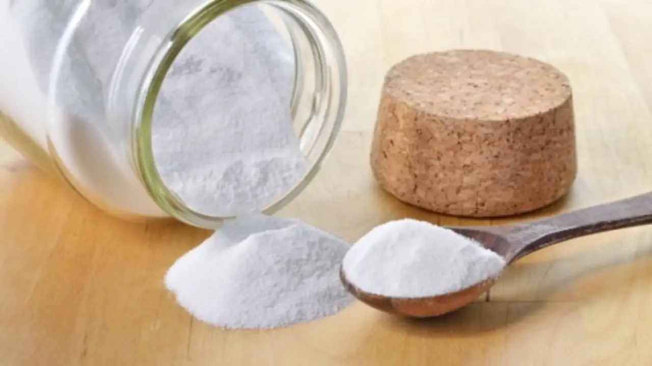 Elimina muschio e alghe dal vialetto con bicarbonato: il trucco dei vivaisti Elimina muschio e alghe dal vialetto con bicarbonato: il trucco dei vivaisti