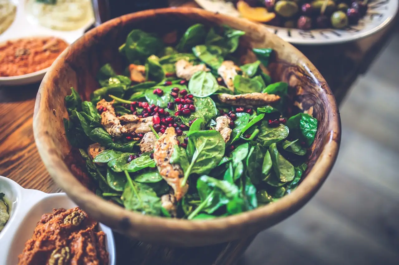 Insalata di spinaci e semi: l’abbinamento consigliato dai nutrizionisti per chi ha la glicemia alta Insalata di spinaci e semi: l’abbinamento consigliato dai nutrizionisti per chi ha la glicemia alta