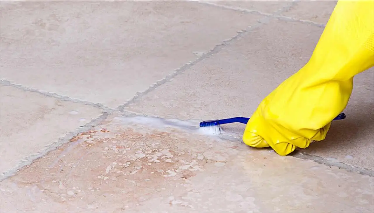 Pulire le fughe del vialetto con acqua bollente: funziona davvero? Prova subito Pulire le fughe del vialetto con acqua bollente: funziona davvero? Prova subito